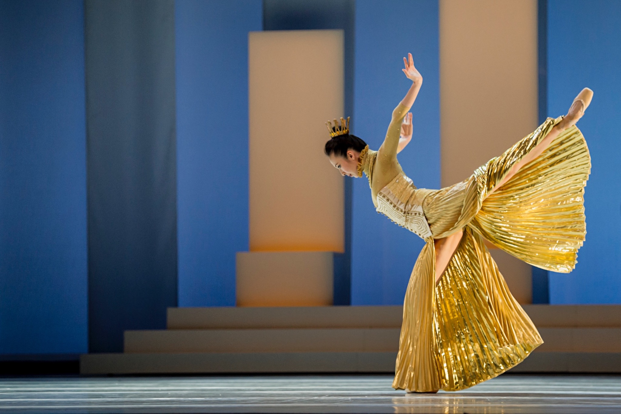 Selected stage performance from Mi Deng's career