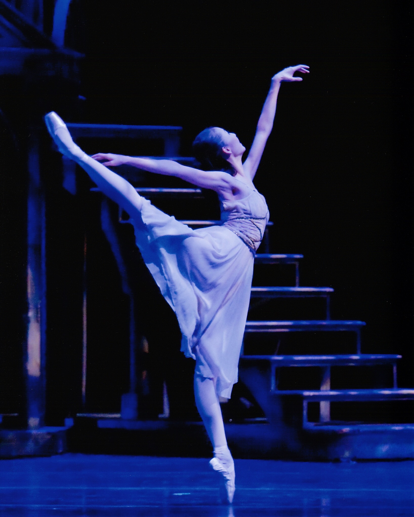 Selected stage performance from Mi Deng's career